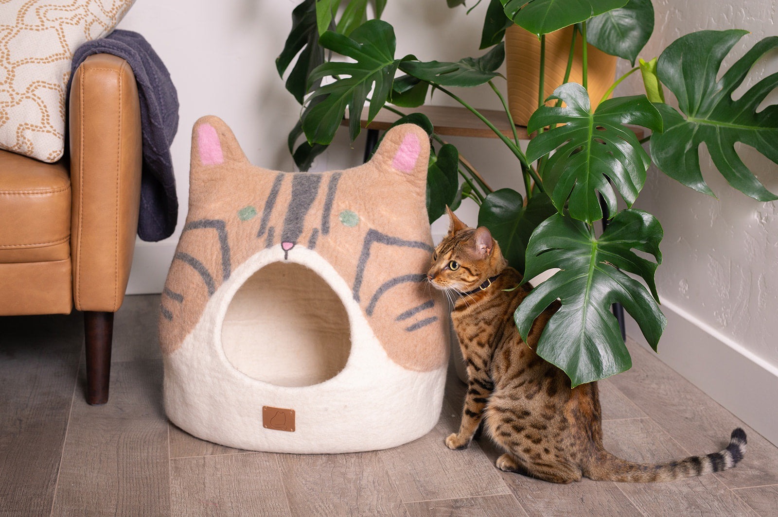 Striped and Spotted Cat-Face Wool Cave