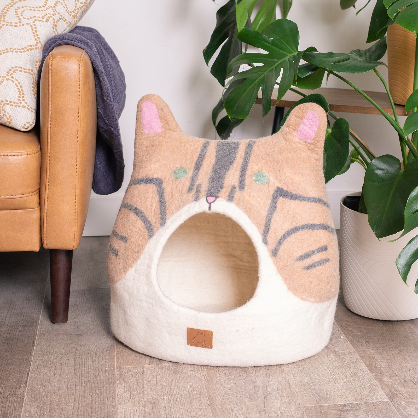 Striped and Spotted Cat-Face Wool Cave